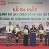 UBND tỉnh Kon Tum trao quyết định công nhận cho nhân dân làng du lịch cộng đồng Kon Kơ Tu. (Ảnh: Dư Toán/TTXVN)
