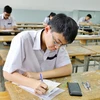 Thí sinh làm bài thi môn Toán tại điểm thi Trường Trung học Cơ sở Trần Văn Ơn, quận 1. (Ảnh: Hồng Giang/TTXVN)