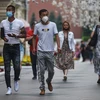 Người dân đeo khẩu trang phòng lây nhiễm COVID-19 tại Moskva, Nga ngày 13/7/2020. (Ảnh: THX/TTXVN)