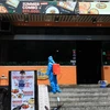 Nhân viên y tế phun thuốc tiêu độc khử trùng tại nhà hàng 106 Trần Thái Tông, Hà Nội. (Ảnh: Thành Đạt/TTXVN)