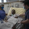 Bệnh nhân COVID-19 được điều trị tại bệnh viện ở Rio de Janeiro, Brazil. (Ảnh: AFP/ TTXVN)