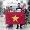 Thầy cô, gia đình chúc mừng Minh Trang sau khi giành Huy chương Vàng Olympic Hóa học quốc tế (IChO) lần thứ 52, năm 2020. (Ảnh: TTXVN)