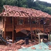 Ngôi nhà sàn của người dân ở bản Púng, xã Chiềng Ngần, thành phố Sơn La, tỉnh Sơn La bị hư hỏng nặng sau khi bị đá lăn vào. (Ảnh: Hữu Quyết/TTXVN)