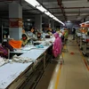 Công nhân làm việc tại một nhà máy dệt ở Asulia, Bangladesh ngày 26/4/2020. (Ảnh: AFP/TTXVN)