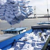 Bốc xếp gạo xuất khẩu tại cảng Sài Gòn. (Ảnh: TTXVN)
