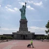 Tượng nữ thần Tự do trên đảo Liberty, cảng New York không có một bóng dáng khách du lịch nào. (Nguồn: The New York Times)