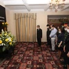Đại sứ Trần Ngọc An cùng toàn thể cán bộ, nhân viên Đại sứ quán và các cơ quan đại diện của Việt Nam đã dành một phút mặc niệm nguyên Tổng Bí thư Lê Khả Phiêu. (Ảnh: Đình Thư/TTXVN)