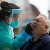 Nhân viên y tế lấy mẫu dịch xét nghiệm COVID-19 cho người dân tại Getaria, Tây Ban Nha ngày 8/7/2020. (Ảnh: AFP/TTXVN)