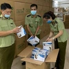 Lực lượng Quản lý thị trường Hà Nội kiểm tra khẩu trang và hàng hóa phòng chống dịch. (Ảnh: PV/Vietnam+)