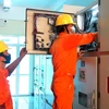 Công nhân kỹ thuật kiểm tra các thiết bị để đóng điện tại Trạm biến áp Sông Cầu, tỉnh Phú Yên. (Ảnh: Xuân Triệu/TTXVN)