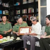 Bộ trưởng Bộ Công an Tô Lâm thăm và tặng Kỷ niệm chương “Bảo vệ an ninh Tổ quốc” cho nhạc sỹ Phạm Tuyên. (Ảnh: Doãn Tấn/TTXVN)