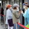 Người dân chờ xét nghiệm COVID-19 tại Seoul, Hàn Quốc ngày 17/8/2020. (Ảnh: Yonhap/ TTXVN)
