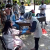 Nhân viên y tế lấy máu xét nghiệm COVID-19 cho người dân tại New Delhi, Ấn Độ. (Ảnh: THX/TTXVN)