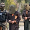 Binh sỹ Afghanistan bắt giữ các tay súng Taliban tại Jalalabad. (Ảnh: AFP/TTXVN)