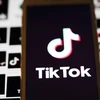 Biểu tượng TikTok trên một màn hình điện thoại ở Arlington, bang Virginia, Mỹ. (Ảnh: THX/TTXVN)