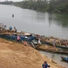 Bắt quả tang 2 phương tiện khai thác cát trái phép trên sông Tiền