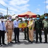 Đại diện Ủy ban MTTQVN thành phố Đà Nẵng đến trao tặng các thiết bị hỗ trợ phòng chống dịch và nhu yếu phẩm cho các chốt phòng chống dịch tại các cửa ngõ ra vào trên địa bàn Đà Nẵng, ngày 26/8/2020. (Ảnh: Trần Lê Lâm/TTXVN)