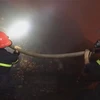 Lực lượng cứu hỏa nỗ lực dập tắt đám cháy. (Ảnh: TTXVN)