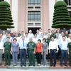 Thượng tướng Nguyễn Chí Vịnh chụp ảnh lưu niệm cùng các đại biểu. (Nguồn: qdnd.vn)