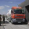Xe chở nhiên liệu di chuyển qua cửa khẩu Kerem Shalom, phía Nam Dải Gaza ngày 15/8/2018. (Ảnh: AFP/TTXVN)