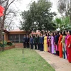Lễ chào cờ nhân ngày Quốc khánh 2/9 được cử hành tại khuôn viên Đại sứ quán. (Ảnh: Trương Phi Hùng/TTXVN)