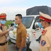 Lực lượng Cảnh sát giao thông Hà Nam kiểm tra nồng độ cồn người điều khiển phương tiện giao thông đường bộ. (Ảnh: TTXVN)