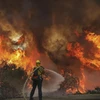 Lính cứu hỏa nỗ lực dập lửa tại đám cháy rừng ở Jamul, bang California, Mỹ ngày 6/9/2020. (Ảnh: AFP/TTXVN)