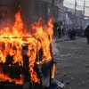 Người biểu tình phóng hỏa đốt thùng rác trên đường phố. (Nguồn: Reuters)