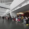 Hành khách làm thủ tục tại Sân bay Quốc tế Cam Ranh. (Ảnh: TTXVN phát)