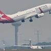 Máy bay của hãng hàng không Qantas Airways cất cánh từ sân bay Kingsford Smith ở Sydney, Australia. (Ảnh: AFP/TTXVN)