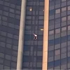 Người đàn ông đang leo lên mặt tiền tòa nhà Tour Montparnasse. (Nguồn: AFP)