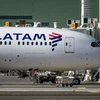 Máy bay của Hãng hàng không LATAM Airlines đỗ tại sân bay Santiago, Chile. (Ảnh: AFP/TTXVN)