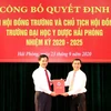 Giáo sư-Tiến sỹ Trần Văn Thuấn, Thứ trưởng Bộ Y tế trao Quyết định công nhận Chủ tịch Hội đồng trường Đại học Y dược Hải Phòng, giai đoạn 2020-2025 cho Phó Giáo sư-Tiến sỹ Phạm Minh Khuê. (Ảnh: Minh Thu/TTXVN)