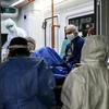 Chuyển bệnh nhân nhiễm COVID-19 tới bệnh viện ở Buenos Aires, Argentina. (Ảnh: AFP/TTXVN)