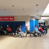 Cảnh sát Nam Phi nhắc nhở người dân thực hiện giãn cách xã hội trong một siêu thị tại thủ đô Pretoria, Nam Phi. (Ảnh: Phi Hùng/TTXVN)