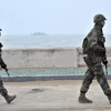 Binh sỹ Hàn Quốc tuần tra trên đảo Yeonpyeong, gần khu vực hải phận tranh chấp với Triều Tiên. (Ảnh: AFP/TTXVN)