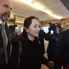 CFO Tập đoàn Huawei của Trung Quốc, bà Mạnh Vãn Châu (giữa) rời Tòa án Tối cao ở British Columbia, Canada sau phiên tòa xem xét việc dẫn độ bà về Mỹ, ngày 20/1/2020. (Ảnh: AFP/TTXVN)