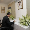 Phó Chủ tịch Ủy ban nhân dân Thành phố Hồ Chí Minh Ngô Minh Châu viết sổ tang Quốc vương Kuwait. (Ảnh: Thanh Vũ/TTXVN)