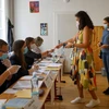 Cử tri đăng ký tại điểm bỏ phiếu bầu các hội đồng khu vực và bầu cử thay thế 1/3 vị trí của Thượng viện Cộng hòa Séc tại Prague ngày 2/10/2020. (Ảnh: THX/TTXVN)