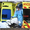 Nhân viên y tế chuyển bệnh nhân nhiễm COVID-19 tới bệnh viện St Thomas ở phía Bắc London, Anh ngày 1/4/2020. (Ảnh: AFP/TTXVN)