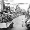 Đoàn xe chở các chiến sỹ Đại đoàn 308 Quân Tiên phong tiến qua phố Hàng Đào, sáng 10/10/1954 trong niềm hân hoan chào đón của hàng vạn người dân. (Ảnh: Tư liệu TTXVN)