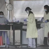 Nhân viên y tế làm nhiệm vụ tại một điểm xét nghiệm COVID-19 ở British Columbia, Canada ngày 24/9/2020. (Ảnh: THX/TTXVN)