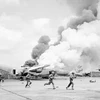 Quân giải phóng đánh chiếm sân bay Tân Sơn Nhất, ngày 30/4/1975 trong Cuộc Tổng tiến công và nổi dậy Xuân 1975, giải phóng hoàn toàn miền Nam, thống nhất đất nước. (Ảnh: Đinh Quang Thành/TTXVN)