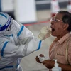 Nhân viên y tế lấy mẫu xét nghiệm COVID-19 tại Hong Kong, Trung Quốc ngày 19/7/2020. (Ảnh: AFP/TTXVN)