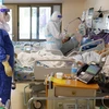 Nhân viên y tế điều trị cho bệnh nhân COVID-19 tại trung tâm y tế Galilee ở thành phố Nahariya, Israel ngày 24/9/2020. (Ảnh: THX/ TTXVN)