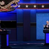 Đương kim Tổng thống Mỹ Donald Trump (trái) và ứng viên Tổng thống của đảng Dân chủ Joe Biden (phải) tại vòng tranh luận trực tiếp cuối cùng ở thành phố Nashville, bang Tennesse tối 22/10/2020 (giờ Mỹ). (Ảnh: AFP/TTXVN)