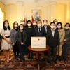Cán bộ, nhân viên Đại sứ quán và các cơ quan đại diện Việt Nam tại Anh tham gia quyên góp ủng hộ đồng bảo miền Trung. (Ảnh: Đình Thư/Vietnam+)