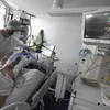 Nhân viên y tế chăm sóc bệnh nhân nhiễm COVID-19 tại Strasbourg, Pháp. (Ảnh: AFP/TTXVN)