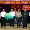 Doanh nghiệp khối cơ quan Trung ương Ngân hàng TMCP Ngoại thương Việt Nam trao tiền ủng hộ cho Hà Tĩnh. (Ảnh: Công Tường/TTXVN)