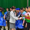 Bà Ninh Hồng Nga, Tổng Biên tập Báo Tin tức trao quà của chương trình "Đồng hành cùng vùng khó" cho chị em phụ nữ nghèo xã Điền Quang, huyện Bá Thước. (Ảnh: Hoa Mai/TTXVN)